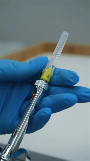 ✋ Zdvihnite ruku, kto sa tiež bojí injekcií a zubárov! Nić tak nepodlieha pacientov na kresle u zubára, ako dve protichodné veci – bolesť a injekcia 😬 Dnes vám podrobne ukážeme, čím vlastne zubár robí anestéziu. Tak si ľahšie predstavíte, aká bezpečná táto procedúra je 🦷✨ 1️⃣ Na začiatku môže lekár pripraviť miesto na znecitlivenie pomocou aplikovanej anestézie – gél, masť alebo sprej zmiernia bolesť od vpichu 💉 2️⃣ Moderné zubárske striekačky sú veľmi kompaktné a ihly tenké – takže samotný v