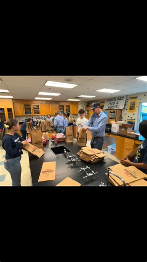 I think I’ve waited my whole mom life to become an FFA mom and it’s finally here!! Today was the annual harvest tradition known as Feed The Farmer Day brought to Johnson County by the Whiteland, Indiana FFA Chapter!!! These kids spent their first day of fall break packing up 200 lunches for local farmers!! Then drove around delivering them to their fields and homes!! FFA Kids are a special breed!! I’m always so impressed with their hard work ethic, maturity and love of agriculture. Whiteland FFA