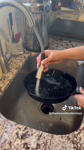 The pumice scouring stick is my favorite new clesning tool #castironskillet #castironcleaning #cleaning #cleantok #yesiusesoap #muwahah #cleanfluencer