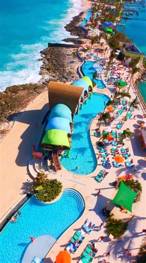 Este día de playa lo tiene todo. 💯 📍Royal Beach Club Paradise Island, Nassau, Bahamas | Royal Caribbean