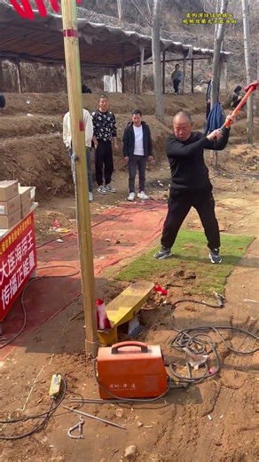 Hammer smashing challenge, how to hit it? #viral #thor #hammer #challenge #funny