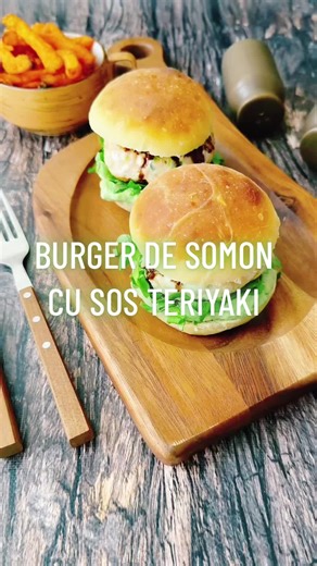 Burger de somon cu sos Teriyaki 🍔🐟 Un burger diferit, dar absolut irezistibil. Fraged, suculent, cu note asiatice discrete, sos teriyaki facut in casa si crema fina de avocado. Este genul de burger care nu te copleseste, dar te cucereste de la prima muscatura. Perfect pentru un pranz special, o cina lejera sau atunci cand vrei ceva wow, facut acasa. Ingrediente (pentru 4 portii): Pentru sosul teriyaki: 1 catel de usturoi 3 g ghimbir 10 ml ulei de susan 25 ml sos de soia dark 15 ml otet de orez