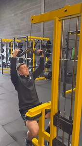WHY VARY GRIPS WHEN VERTICALLY PULLING? Here at SOS we programme different types of grips on our vertical pull movements for many reasons but the main one being structural balance. Hear from Coach Dylan to find out why varying your grips is important and how to implement it into your own training. DM us the word “EXCELLENCE” to take your training to the next level 🚀 #sosathleticexcellence #excellencestartshere #cardiffgym #cardifffitness #cardiffpt #trainwithpurpose #semiprivatetraining | SOS A