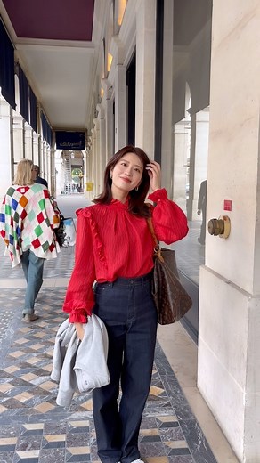 郡司恭子（日本テレビアナウンサー） | * ❤️🤍💙 たまに着る派手カラーは 気分があがる！！ きれいめにも カジュアルにも着られる インディゴデニム優勝🥇✨ 実はこの日寒くて 機能性インナー二枚重ね🫨笑 後ろにちらっと映る マダムの後ろ姿が カラフルですてき🥰🫶 _______________... | Instagram