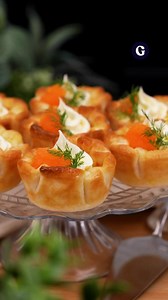 Minipajer på smördeg med västerbottensfyllning toppade med smetana och löjrom – lyxigt till både julbordet och nyårsafton ✨ Länk till recept i kommentarerna | Godare
