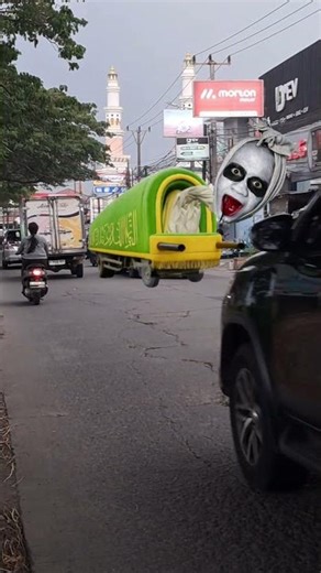 Wow lihat teman teman,ada truk tangki air,berubah jadi keranda mayat berkepala pocong