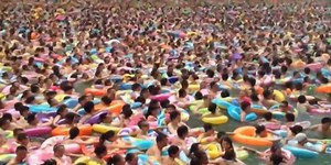 8,000 people in China have squeezed their way into this pool to escape the heat