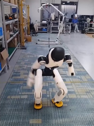 Twisting into a pretzel for the 100th time today! 🥨 Agibot Lingxi X2 is pushing its limits with a 360° core strength test. In 2026, a strong core is the secret to a perfect bot. 👁️🦾 今天第 100 次把自己擰成麻花！ 🥨 智元靈犀 X2 正在進行 360 度旋轉測試，瘋狂鍛鍊核心力量。 看來 2026 年的機器人，核心練得好才是真本事。👁️🤖 #HumanoidRobot #CoreStrength #Robotics