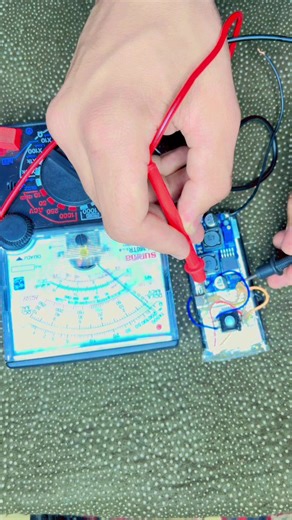 Make a voltage booster with digital light ❤️‍🔥💓💓❤️‍🔥#voltagebooster #electronics #mhassani In this video, I explain a Voltage Booster with Digital Light in a simple and easy way. A voltage booster is an electronic circuit that increases low DC voltage into a higher DC voltage. It is very useful in battery-powered projects and portable electronic devices. This project shows how the voltage boosting process works and how a digital light (LED or digital indicator) is used to display power statu