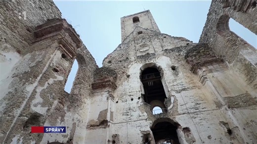 Napriek mrazivému počasiu pricestovalo k zrúcaninám starého chrámu a kláštora na Katarínke v Malých Karpatoch 500 návštevníkov. Ľudia z celého Slovenska sa vybrali na tradičný Trojkráľový výstup spojený zo svätou omšou. | Správy STVR