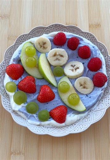💙 Blue Quark Bowl 💙💜🩵 Topped with raspberries, banana, apple, grapes, and coconut flakes. 🍏🍌🍓🥥 Powders used: Rawpowder butterfly pea flower powder and açaí powder.