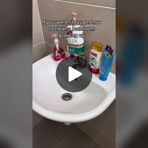 If you didnt know, this should be a bare minimum bathroom / toilet cleaning routine. Try to do this atleast once a week ✨ #deepclean #toiletclean #bathroomcleaning #bersihbersihrumah