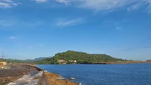 🌿✨ Descubre Baracoa, Oriente de Cuba ✨🌿 En el corazón del oriente cubano se esconde un paraíso natural que enamora a todo el que lo visita: Baracoa. Rodeada de montañas, con el imponente Yunque como guardián eterno, esta tierra es un rincón mágico donde la historia, la cultura y la naturaleza se entrelazan. 🏞️ Sus ríos cristalinos como el Toa y el Miel serpentean entre selvas tropicales llenas de vida, regalando paisajes únicos e inolvidables. 🌱 El verdor de su vegetación y la frescura de su