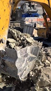 Two-pass digging for optimal fill. CAT 365B maximizing bucket factor and truck payload 🔥⚙️ #CAT365B #ExcavatorLife #HeavyEquipment #MiningOperations #Earthmoving #fyp #fblifestyle | Heavy Machines Zone