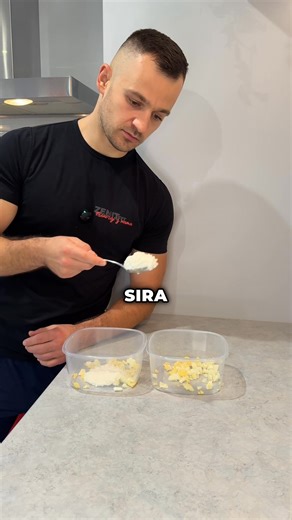 Enostavna visoko proteinska malica za v službo 👇 Sestavine za eno škatlo 🔺žlica 0% Grški jogurta 🔺žlica zrnatega sira 🔺1 Trdo kuhano jajce 🔺1/2 Limoninega soka 🔺1/2 čajne žličke gorčice 🔺sol, poper in čebula v prahu 🔺100g surovih polnozrnatih testenin 🔺1/2 konzerve koruze 🔺1/2 paradižnika 🔺1/2 paprike 🔺1 konzerva tune 🔺pest rukole Ugotovi, zakaj ti hujšanje še vedno ne gre in zakaj 8-10 žensk ne uspe. Komentiraj “VODNIK”, reši kratek vprašalnik, ugotovi svojo fazo in prejmi naslednj