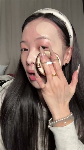 Foundation is basic, but the powder puff is anything but basic. (Base makeup)