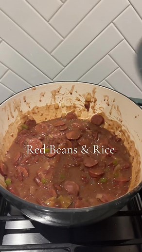 Cajuns eat Red Beans & Rice on Monday! #redbeansandrice #lazyredbeansandrice #cajuntiktok #cajunfood #cajuncooking #louisianafoodculture #redbeans #bluerunner #cornbread #comfortfood #soyummy #kandyls_kitchen