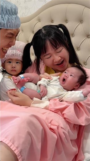 Mookie see her brother Boomie for the first time🥳🍭#funny #shorts #newborn