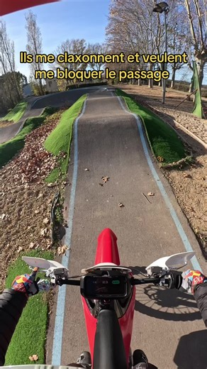 Je fais exprès d’y aller quand c’est vide et j’ai encore des soucis #starkvarg #motovlog #motopov