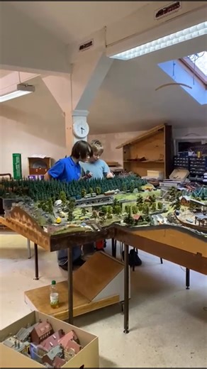 inSüdthüringen on Instagram: "Ein letztes Mal Kartons packen im Marstall 😔 Wo jahrzehntelang Züge durch liebevoll gebaute Miniaturwelten rollten, heißt es jetzt Abschied nehmen. Der Modelleisenbahnclub Meiningen baut seine Anlage ab und steht vor einem großen Umzug 🚆📦 Doch mit dem Ende eines Kapitels beginnt auch etwas Neues 👀 Wie es für die Eisenbahner weitergeht und wo die Züge bald wieder fahren, erfahrt ihr im Artikel 👉 Link in Bio 📲 #inSüdthüringen #Modelleisenbahn #Meiningen #Absch