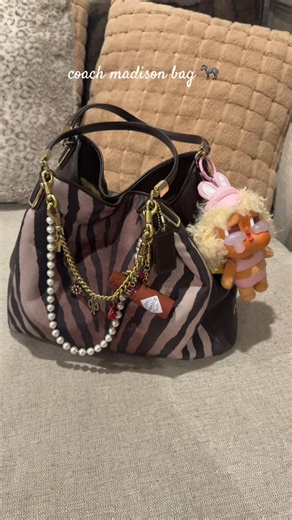 As you know, I’ve been in my animal print era🦓 here’s my @Coach Madison bag in Zebra Print🖤✨#coachbag #whatsinmybag #whatsinmypurse #girlythings #bagtour