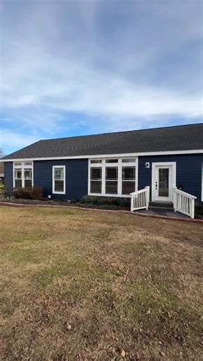 Casa móvil de lujo Pratt Homes que rompe todos los mitos 😮‍💨🔥 ✨ 2 salas amplias ✨ Textura elegante en las paredes ✨ Ventilas de aire en el techo (acabado premium) ✨ Techos altos que le dan más luz y amplitud ✨ Detalles modernos por todos lados Definitivamente no es la casa móvil de tu abuelita 😏🏡 Vívela, siéntela y hazla tuya. #PrattHomes #CasaMovilDeLujo #CasaModerna #LuxuryMobileHome #CasaNueva | Jorge de la Peña - Mobile Homes and Real Estate