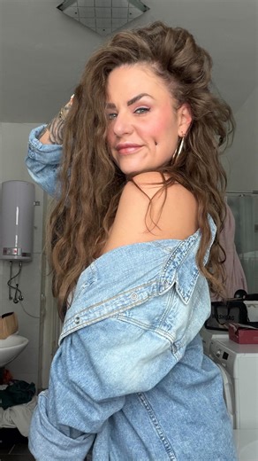 Bernice | welcome to the orange side of life 🧡✨ on Instagram: "Check this out 👩🏽‍🦱 Und fürs erste mal ganz gut oder ?! 🤟✨ w/ @bali_curls #curls #wildsoul #waves #ü30 #locken"