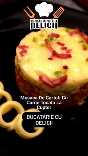 Musaca De Cartofi Cu Carne Tocata La Cuptor Reteta musaca de cartofi cu carne tocata la cuptor se pare ca isi are origini indepartate in Grecia. Cu toate ca greci la baza au alte ingrediente aceasta reteta de musaca se crede ca a fost modificata mai tarziu de arabi. Noi ne-am gandit sa o simplificam si am gatit pentru voi o musaca cu piure de cartofi. Voi cum gatiti musacaoa? Reteta video pas cu pas o gasiti aici : https://bit.ly/musacadecartoficucarnetocatalacuptor #bucatariecudelicii #musacade