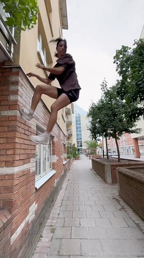 Hazal Nehir on Instagram: "Till I get the confidence in front flips again, you will see many speed step outs 🤓 2nd day in Stockholm ♥️ #parkour #redbull 📱 @brichti_revo @kevinfranzen01"