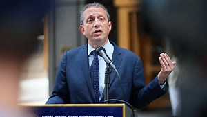 NYC comptroller and mayoral candidate arrested outside immigration court