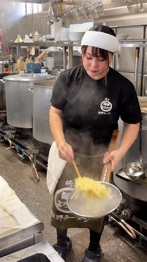 グルメラボ【JAPAN】 on Instagram: "【栃木】開店前から大行列｜１日１０００杯売れるラーメンが異次元 【麺屋ようすけ 本店】 朝から長蛇の列！佐野ラーメンの名店「麺屋ようすけ 本店」さんに行ってきました🍜 一日なんと1000杯も売れるという超人気店！ あっさりとしながらもコク深いスープに、手打ちのちぢれ麺が絶妙に絡み、レンゲが止まらない美味しさ。 チャーシューもホロホロで、思わず笑顔になっちゃう一杯！ 地元民はもちろん、遠方からのリピーターも多く、開店前から行列ができるのも納得です！ ——————————————————— 📍栃木県佐野市田島町232 ⏰ 月・火・水・木・金：11:00～14:30／17:00～20:45 土・日：11:00～20:45 🛏️木曜日 ——————————————————— 【Tochigi】People line up before opening｜1,000 bowls a day—this ramen is on another level! 【Menya Yousuke Honten】 We visited the famo