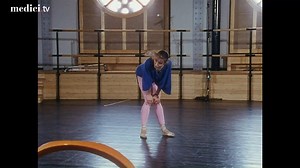 [BALLET IN PARIS] 🩰❄ Sylvie Guillem was appointed Etoile dancer at the Opéra national de Paris at only 19 years old. Watch her rehearse William Forsythe's demanding In the Middle Somewhat Elevated in this 1987 documentary, available on medici.tv! 🩰❄ https://cutt.ly/b0SNQA5 | medici.tv
