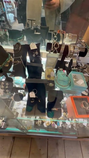 More Vintage and Antique Jewerly Shopping at Rhinebeck NY! See anything you like???👍