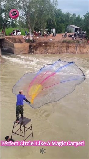 Net Casting Master: Watch Him Throw A Fishing Net Like A PRO! #FishingSkills #TraditionalFishing 🎣🌊🤯