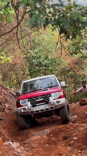 ചിലപ്പോൾ momentum വേണ്ടി വരും.. ലോക്കർ ഇല്ലേൽ.. #pajero4x4