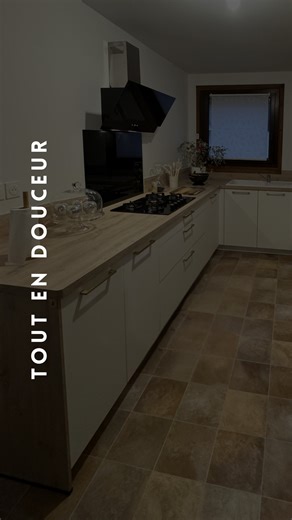 Une cuisine tout en douceur 🤍 Des lignes épurées, des matières chaleureuses et des finitions raffinées… Le plan de travail et la crédence Bali chêne d’été clair 🌿 apportent une touche naturelle et lumineuse, sublimée par les façades TopSoft blanc cristal au toucher soyeux ✨ Les poignées or ✨ viennent délicatement signer l’ensemble pour une note chic et intemporelle. Les meubles jusqu’au plafond 📐 renforcent l’harmonie visuelle tout en optimisant chaque centimètre d’espace. Un projet élégant, 