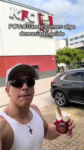 Publi.Cuando comes algo demasiado ácido, como el nuevo helado de Fini BOOM de @KFC España X @fini_golosinas