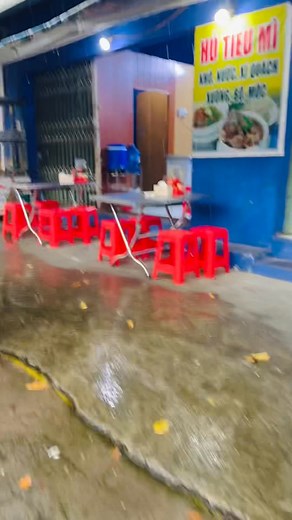 Buổi sáng che dù ra phố … Vẫn có những người cần đi lại, dù phải mặc áo mưa … Mình làm quen lại với môi trường sinh hoạt ở phố thị … | Nguyễn Phước Hưng