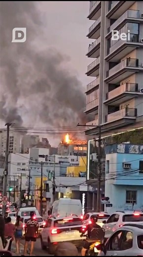 Bei Santa Maria on Instagram: "Um incêndio de grandes proporções atinge o Colégio Marista Santa Maria, na região central da cidade, com atendimento do Corpo de Bombeiros desde as 19h36min desta sexta-feira; pelo menos três caminhões dos bombeiros, além de viaturas do Samu, Brigada Militar e Defesa Civil, atuam na ocorrência, que já atingiu o último andar do prédio, usado como depósito, e salas de aula no pavimento inferior, sem informações oficiais até agora sobre causas, feridos ou a extensão d