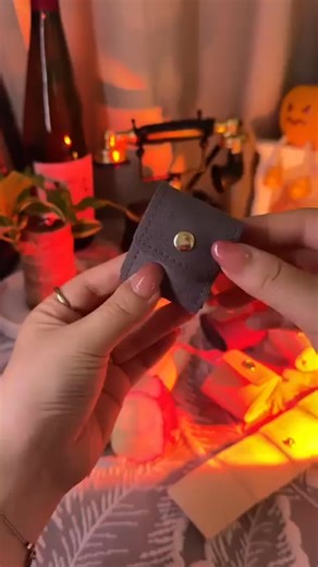 I used to stuff jewelry into random ziplocks when traveling (don’t judge—desperation!) and would always end up with a mess. Then I found this mini jewelry bag, and guys… it’s a game. changer. 💖 It’s cute (pastel pink! so trendy!), fits everything (my go-to necklace, 3 rings, 2 pairs of earrings, and a thin bracelet—no problem!), and keeps each piece safe. No scratches, no tangles, no panic when I need to accessorize in 2 minutes. I even use it for everyday—toss it in my gym bag so my post-worko