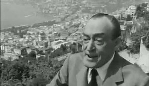 Sta Napule, riggina d' 'e ssirene, ca cchiù 'a guardammo e cchiù 'a vulimmo bbene. 'A tengo sana sana dinto 'e vvene, 'a porto dinto 'o core, ch' aggia fà? | Principe Antonio de Curtis - in arte " Toto' "