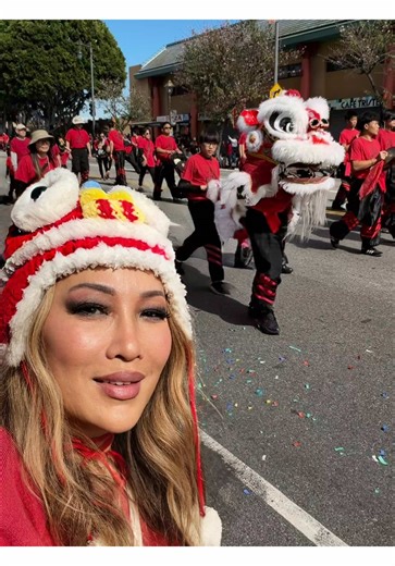 The laughter… the joy… the dragons dancing through the streets of Chinatown LA. 🪭🏮🧧🎈 At the 127th Annual Golden Dragon Parade in Chinatown, what I felt was more than excitement — it was nostalgia. A quiet, sentimental pull back to the land where I was born, a civilization carrying over 5,000 years of tradition, culture, strength, and wisdom. Even though I have lived outside of China for many years, moments like this — the sound of the drums, the glow of red lanterns — awaken a part of my hea