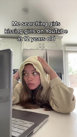 Was also secretly streaming South of Nowhere on putlocker 😂 all the signs were there 🤦🏻‍♀️🌈 #fyp #wlw #lesbiansoftiktok #comingout #lesbianvisibilityweek