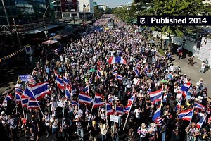 Protesters, Angry at Premier, Fill Bangkok’s Central Business District