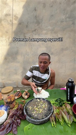Nyeruit pakai lalap lalapan