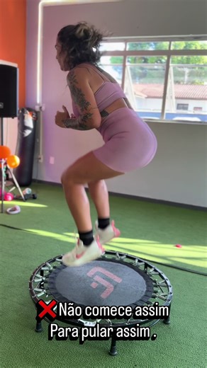 No Jump, não é só pular. É saber como começar e quando evoluir. 🔹 Primeiro: pulo de base 🔹 Depois: controle, força e consciência 🔹 Só então: intensidade É assim que você evolui, evita lesão e tem resultado de verdade 💥 Quer aprender a progredir do jeito certo? 👉 Minhas aulas estão online 🔥 Vem ser minha aluna 😍 Link 🔗 na bio #jump #jumpfitness #foryou #jumponline