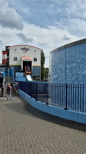 Another contender for wetest ride in the UK goes to...... Stormforce 10 at Drayton Manor #draytonmanor #stormforce10 #logflume #supersplash #soaked #drenched #summer #waterride #rollercoaster #themepark #ride #foryou #fyp #amusementpark #fairground #funfair #rollercoastertycoon #foryouシ #fbreels #thrillsandfood #travel | Thrills and Food
