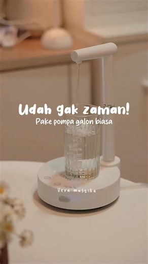 Vera Mustika on Instagram: "Upgrade pompa galon tang lebih canggih dan bikin look rumah jadi lebih rapi dan estetik. Gak nyangka sih harganya murah banget ternyata Cek harganya di keranjang kiri bawah reels ya atau LINK DI BIO NO. 452 #pompagalon #pompagalonelektrik #dispenserair #rumahaesthetic #dapuraesthetic"