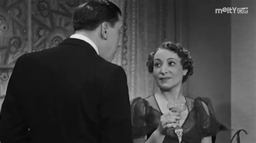 Le Schpountz est l’un des films les plus personnels de Marcel Pagnol. L’histoire d’Irénée, naïf prêt à tout pour devenir acteur, s’inspire directement de jeunes admirateurs un peu trop enthousiastes que Pagnol croisait régulièrement dans ses studios de Marseille. Fernandel, déjà immense star à l’époque, s’est énormément impliqué dans le rôle : il a retravaillé ses mimiques et son jeu pour rendre Irénée à la fois ridicule et profondément touchant, sans jamais le mépriser. Résultat : le mot “schpo