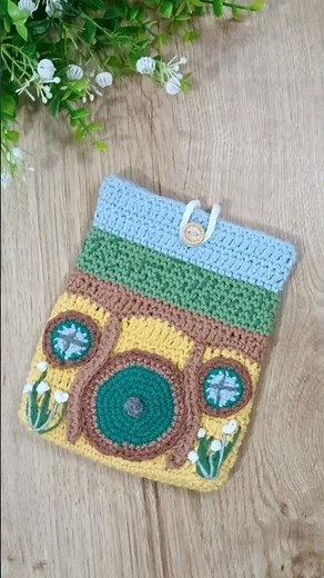 Hobbit House Kindle Sleeve - free crochet pattern with video tutorial